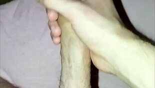 Intenzivní domácí masturbace vede k obrovským výstřikům v kompilaci tři.