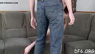 sleduju svou první defloraci zblízka, je to tak intenzivní a emocionální