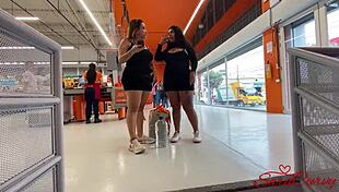 Mi hijastra y yo nos ponemos traviesas en el supermercado. 😜 Big tits bouncing everywhere!