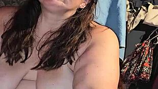 Orgasm while cumming on my foot with milf pussy fisting 😍