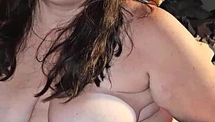 Orgasm while cumming on my foot with milf pussy fisting 😍