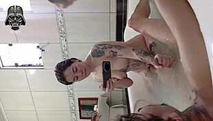Te comer na banheira. Barefoot tattooed girl dominates in bath.
