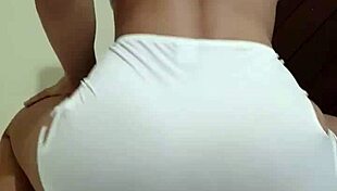 gostosa safada dançando funk de mini saia transparente depois sentou com o cu na pica do novinho