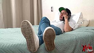 mi amigo con una enorme polla me invita a ver netfilxx mientras me folla duro