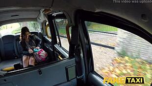 Большая сексуальная испанская жопа прыгает, пизда трахается в фальшивом такси