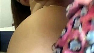 batendo siririca com shorts socadinho na bunda