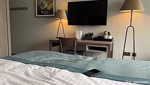 แม่เลี้ยงช่วยเหลือฉุกเฉินกับลูกชายที่มีหีแข็งโดยบังเอิญ