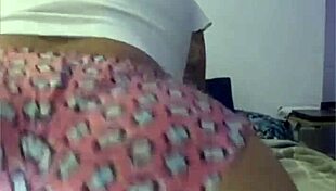 batendo siririca com shorts socadinho na bunda