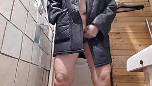 Je me masturbe chaudement au sauna - filles en orgasme volant