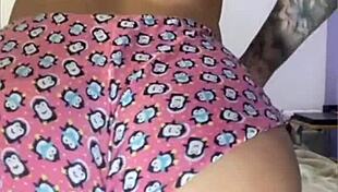 batendo siririca com shorts socadinho na bunda