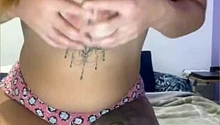 batendo siririca com shorts socadinho na bunda