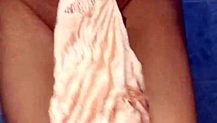 jeg kan ikke slutte å se på denne undertøysmodellen danse med dildoen sin.