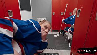 Remaja 18+ berpantat besar mengerat jurukamera dengan blowjob di bilik persalinan