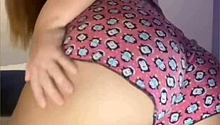 batendo siririca com shorts socadinho na bunda