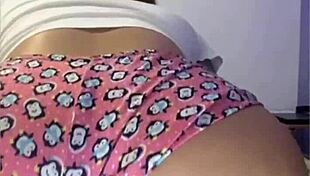 batendo siririca com shorts socadinho na bunda