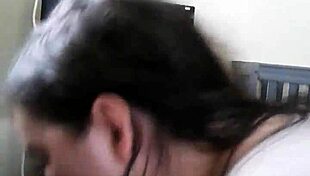 Biała dziewczyna wykonuje deepthroat na dużym czarnym kutasie w intensywnym międzyrasowym sesji z fokusem na przyjemność