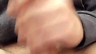 Masturbando gran polla cargada de semen al aire libre