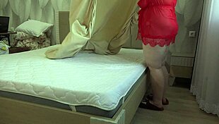 Érett milf élvezetet érez szőrös puncit maszturbálva