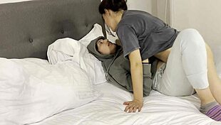 Jeg blir så kåt når barnevakten fingerer min trang fitte mens kona er på jobb