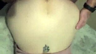 Ona se saginje da primi taj dugi kurac duboko u kućnom snimanju