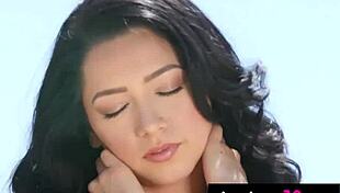 All natural Reyna displays her perfect shapes in an outdoor setting