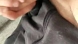 Masturbando gran polla cargada de semen al aire libre