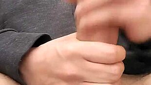 Masturbando gran polla cargada de semen al aire libre