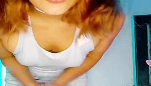 Я-я смотрю, как эта худенькая девчонка так мило трясет жопой вживую