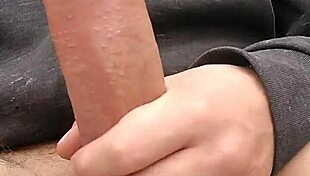 Masturbando gran polla cargada de semen al aire libre
