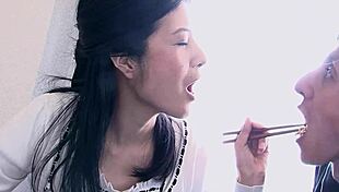 痩せた日本人熟女義母が義息子を中出しファックに誘惑、無修正JAVで毛むくじゃらのマンコ舐めと激しい騎乗