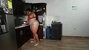 Intenzivní bareback šukání v kuchyňské uniformě s obřími kozy