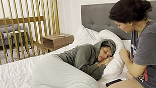 Jeg blir så kåt når barnevakten fingerer min trang fitte mens kona er på jobb