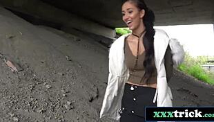 Bustnatá maďarská studentka pózuje na focení a venkovní seanci