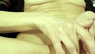 Wanita Matang Eropah Capai Orgasme Melalui Masturbasi Close-Up