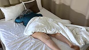 Auf weichem Bett liebt die Stiefmutter Sex und stöhnt leise beim Arschficken