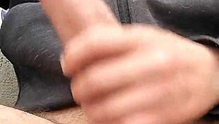 Masturbando gran polla cargada de semen al aire libre