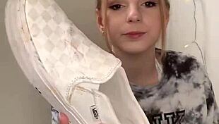 garota tira tenis e mostra pes descalcos