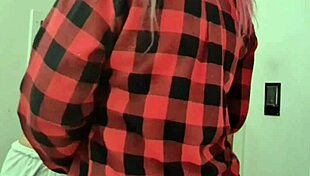 Mă relaxam în cameră când Tiffany Montovany m-a surprins cu țâțele ei mari naturale și joc cu picioarele