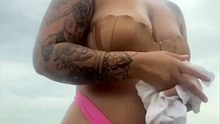 Pedi pra ele por o pau pra fora da bermuda pra ver se esta duro mesmo