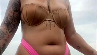 Pedi pra ele por o pau pra fora da bermuda pra ver se esta duro mesmo