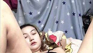 Proč se tahle amatérská japonská holka tak nadržuje s osamělou masturbací vedoucí ke stříkání?