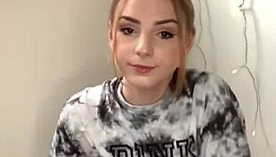 garota tira tenis e mostra pes descalcos