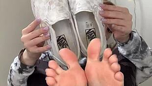 garota tira tenis e mostra pes descalcos