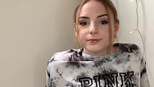 garota tira tenis e mostra pes descalcos