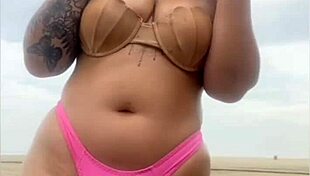 Pedi pra ele por o pau pra fora da bermuda pra ver se esta duro mesmo