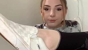 garota tira tenis e mostra pes descalcos