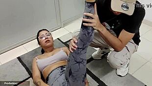 me excito al ver el culo grande de mi hermanastra mientras se ejercita, le ayudo con su rutina mientras manoseo su coño?