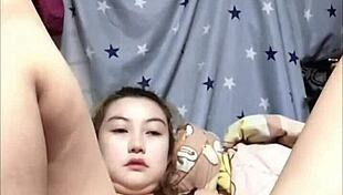 Proč se tahle amatérská japonská holka tak nadržuje s osamělou masturbací vedoucí ke stříkání?