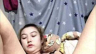 Why is this amateur Japanese girl getting so horny with solo masturbation leading to squirting?