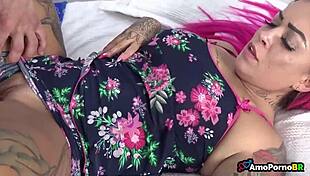 fudeu com a enteada enquanto sua esposa estava no quarto lado!